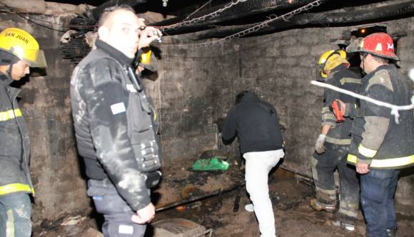 Por una falla eléctrica ardió un rancho y murió una nena Por una falla eléctrica ardió un rancho y murió una nena