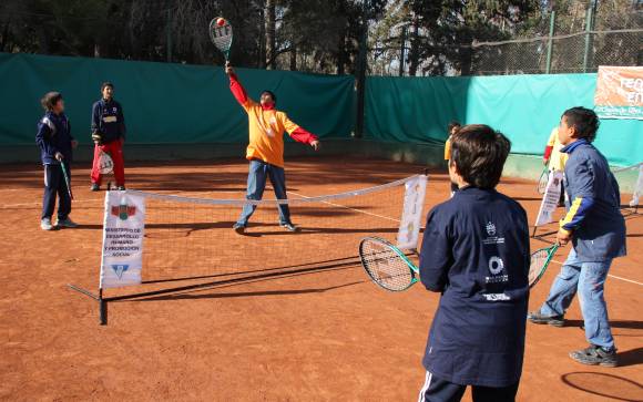 Pichones de tenistas, en el polvo de ladrillo Pichones de tenistas, en el polvo de ladrillo