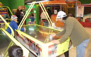 Papás, los compañeros de los niños para divertirse en los jueguitos Papás, los compañeros de los niños para divertirse en los jueguitos