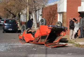 Impresionante choque y vuelco deja 2 heridos Impresionante choque y vuelco deja 2 heridos