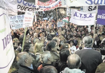 La campaña, con internet, caminatas y pocos actos La campaña, con internet, caminatas y pocos actos