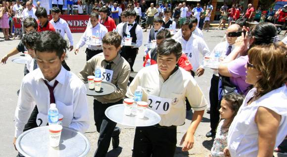 Ahora la carrera de mozos contará con más obstáculos Ahora la carrera de mozos contará con más obstáculos