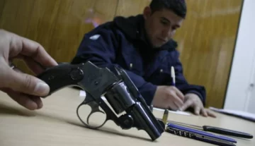 Caen con 2 revólveres y puntas Caen con 2 revólveres y puntas