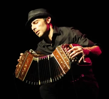 “Mientras más lejos estamos, más nos aferramos a nuestras raíces” “Mientras más lejos estamos, más nos aferramos a nuestras raíces”