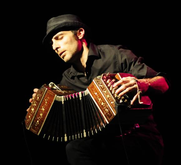 “Mientras más lejos estamos, más nos aferramos a nuestras raíces” “Mientras más lejos estamos, más nos aferramos a nuestras raíces”