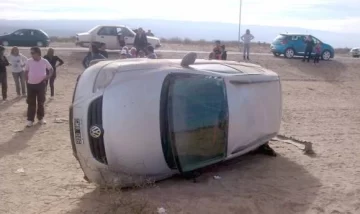 Ocho heridos en un choque y dos vuelcos Ocho heridos en un choque y dos vuelcos