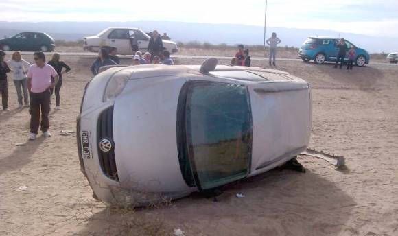 Ocho heridos en un choque y dos vuelcos Ocho heridos en un choque y dos vuelcos