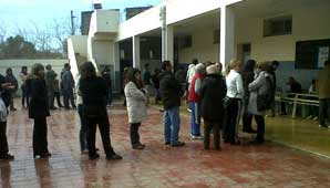Arranque lento de la votación en San Juan y demoras por los troqueles Arranque lento de la votación en San Juan y demoras por los troqueles