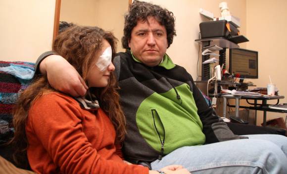 Operan a la alumna para intentar recuperar su ojo Operan a la alumna para intentar recuperar su ojo