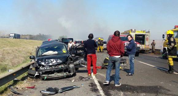 Por el humo, chocaron 21 autos y hubo 2 fallecidos Por el humo, chocaron 21 autos y hubo 2 fallecidos