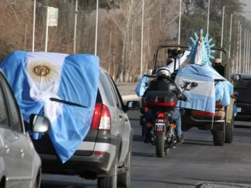 La Virgen Malvinera, con caravana y marcha militar La Virgen Malvinera, con caravana y marcha militar