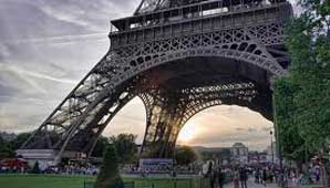 Evacuaron la Torre Eiffel por una amenaza de bomba Evacuaron la Torre Eiffel por una amenaza de bomba