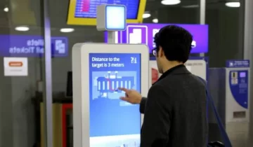 Un androide que recibe a pasajeros Un androide que recibe a pasajeros