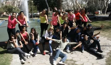 Unos cordobeses usan la Fiesta de la Educación como final de estudios Unos cordobeses usan la Fiesta de la Educación como final de estudios