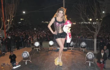 Un desfile caliente y una cumbia en 25 de Mayo Un desfile caliente y una cumbia en 25 de Mayo