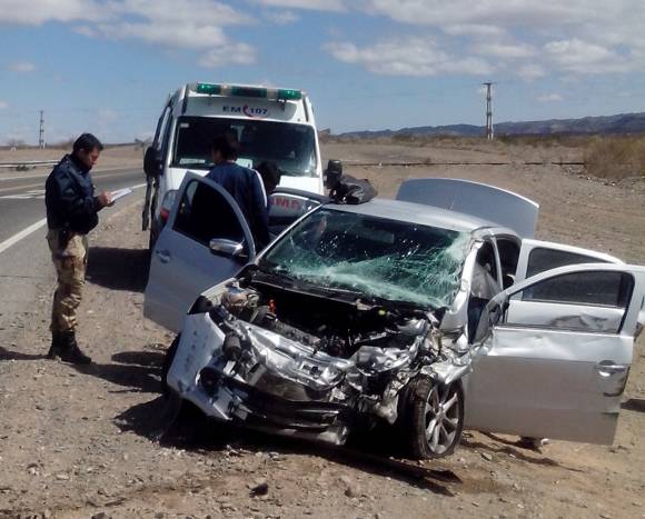 Ruta 141: familia herida al chocar con un camión Ruta 141: familia herida al chocar con un camión