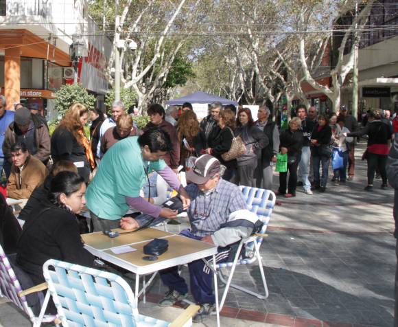 La Peatonal, llena de gente que fue a tomarse la presión La Peatonal, llena de gente que fue a tomarse la presión