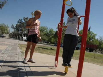 Las plazas que los jóvenes utilizan como un gimnasio Las plazas que los jóvenes utilizan como un gimnasio