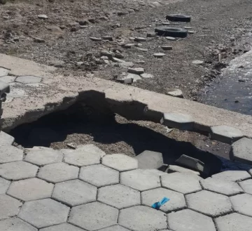 El embarcadero que reparan dos veces al año por el agua El embarcadero que reparan dos veces al año por el agua