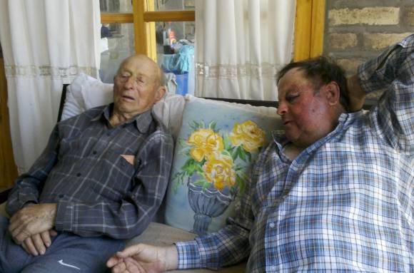 Muelen a golpes a 2 ancianos y a su hijo en violento robo Muelen a golpes a 2 ancianos y a su hijo en violento robo