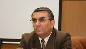 Alberto Sánchez el primero en emitir su voto Alberto Sánchez el primero en emitir su voto