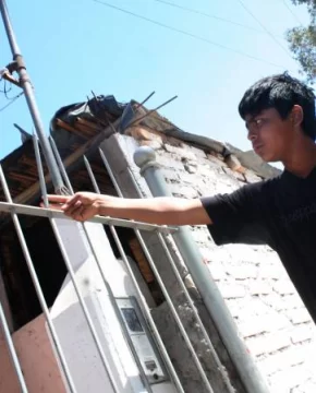 Niño electrocutado al querer subir al techo por una pelota Niño electrocutado al querer subir al techo por una pelota
