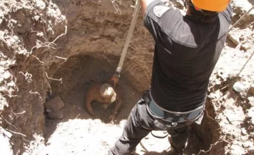 Quedó atrapado en un pozo y usó una palita para salir Quedó atrapado en un pozo y usó una palita para salir