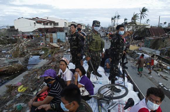 Caos y hambre en suelo filipino Caos y hambre en suelo filipino