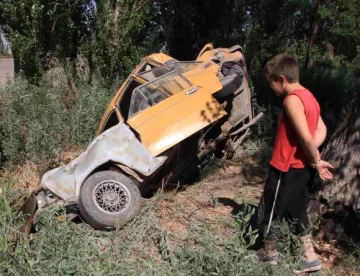 Se durmió, chocó y cayó en un zanjón Se durmió, chocó y cayó en un zanjón