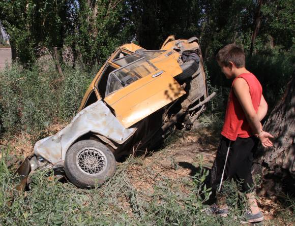 Se durmió, chocó y cayó en un zanjón Se durmió, chocó y cayó en un zanjón