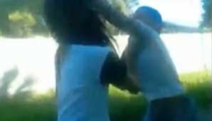 Brutal golpiza a dos hermanas a la salida de una escuela Brutal golpiza a dos hermanas a la salida de una escuela