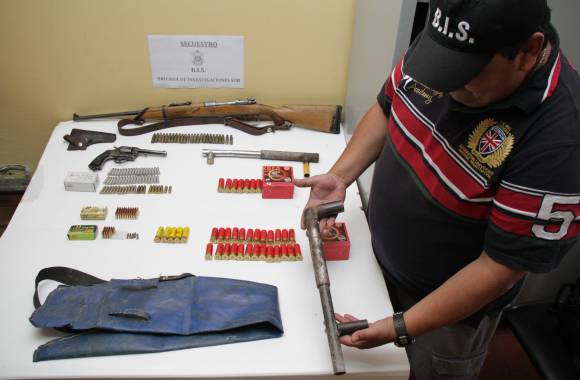Hallan unas 170 balas, 4 armas y hay un prófugo Hallan unas 170 balas, 4 armas y hay un prófugo
