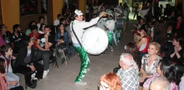 Empezó la fiesta con danza, bombos y platillos Empezó la fiesta con danza, bombos y platillos