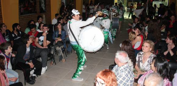 Empezó la fiesta con danza, bombos y platillos Empezó la fiesta con danza, bombos y platillos