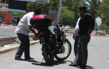 Recuperan una moto sustraída y los apedrean Recuperan una moto sustraída y los apedrean