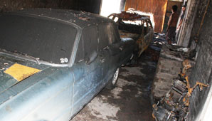 Por un incendio, una familia perdió tres autos y una moto Por un incendio, una familia perdió tres autos y una moto