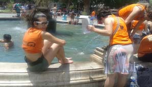 Las mujeres coparon la Plaza 25 de Mayo y se espera una marcha multitudinaria Las mujeres coparon la Plaza 25 de Mayo y se espera una marcha multitudinaria