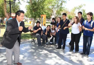 Con mímicas le enseñaron lengua de señas a chicos Con mímicas le enseñaron lengua de señas a chicos