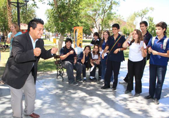 Con mímicas le enseñaron lengua de señas a chicos Con mímicas le enseñaron lengua de señas a chicos