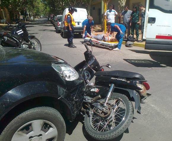 Violento choque en cruce con semáforos Violento choque en cruce con semáforos