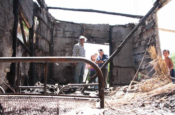 Una pareja quedó sin nada por un incendio Una pareja quedó sin nada por un incendio