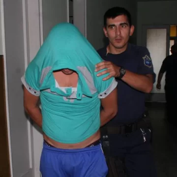 Con su nene a cuestas, quiso arrebatar y cayó Con su nene a cuestas, quiso arrebatar y cayó