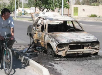 Incendio total de un vehículo Incendio total de un vehículo