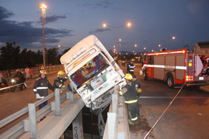 Anciana muy grave al caer de un puente en un choque Anciana muy grave al caer de un puente en un choque