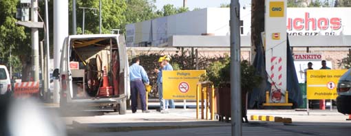 Susto en una estación de servicio por la explosión e incendio que generó un escape de gas Susto en una estación de servicio por la explosión e incendio que generó un escape de gas