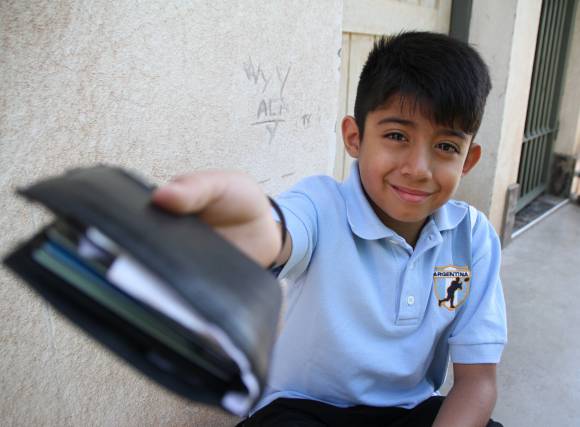 Con 7 años halló $8.000 y se los llevó al dueño Con 7 años halló $8.000 y se los llevó al dueño