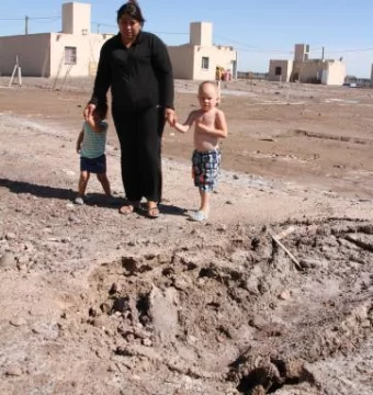 Pozos hundidos y goteras en un barrio de tres meses Pozos hundidos y goteras en un barrio de tres meses