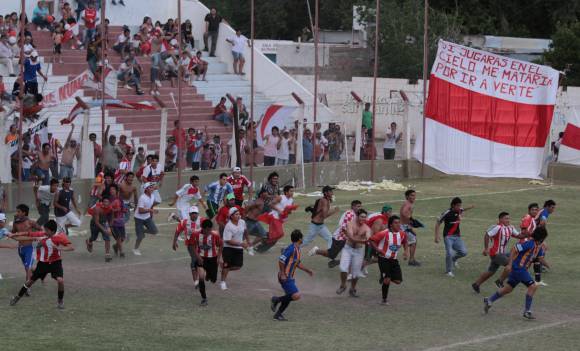 Sus hinchas lo dejaron sin ascenso Sus hinchas lo dejaron sin ascenso