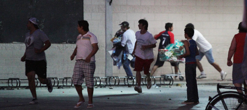 Casi 100 personas entraron a dos supermercado de Rawson y robaron lo que pudieron Casi 100 personas entraron a dos supermercado de Rawson y robaron lo que pudieron