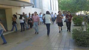 Cajeros colapsados, caos vehicular y boom de ventas en la centro Cajeros colapsados, caos vehicular y boom de ventas en la centro